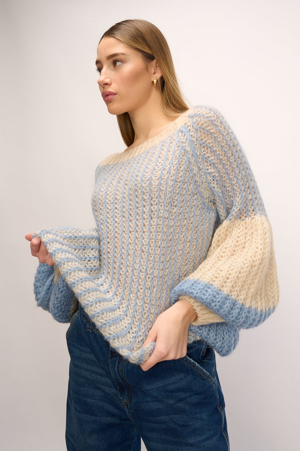 Noellas Liana Knit Sweater Dusty Blue Cream. Køb Striktrøjer hos www.noellafashion.dk